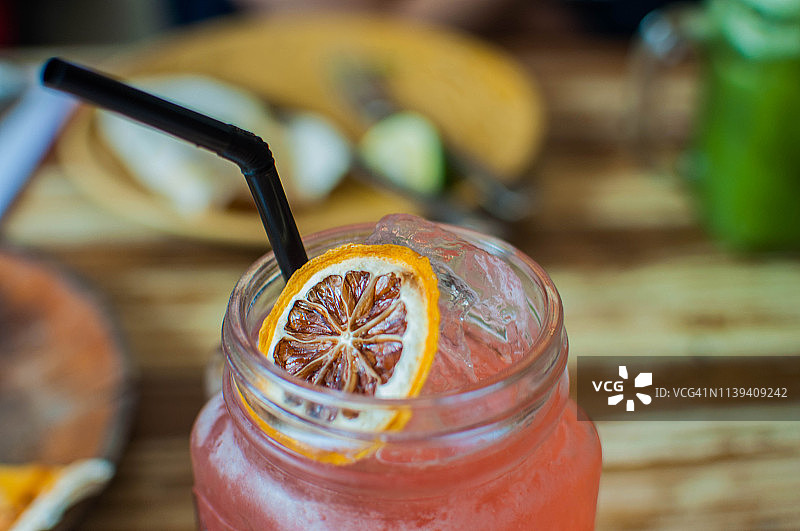 木桌上的番石榴柠檬汁图片素材