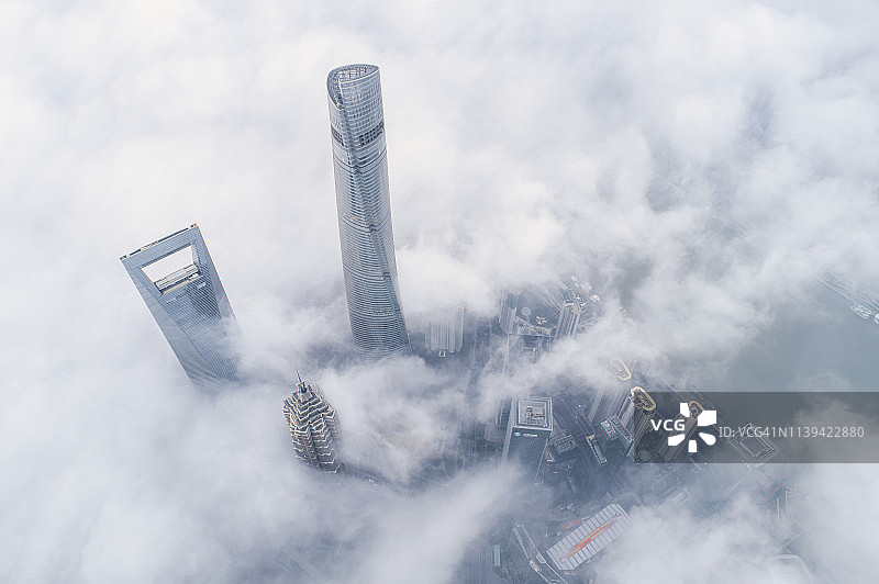 云雾中的上海陆家嘴图片素材