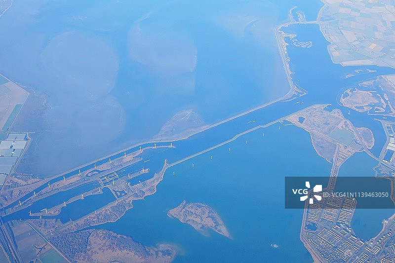 从上方看到的Kreekraksluizen锁，位于荷兰Reimerswaal图片素材