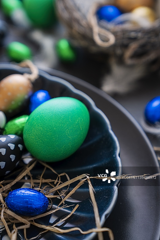 巧克力蛋和复活节装饰品静物图片素材