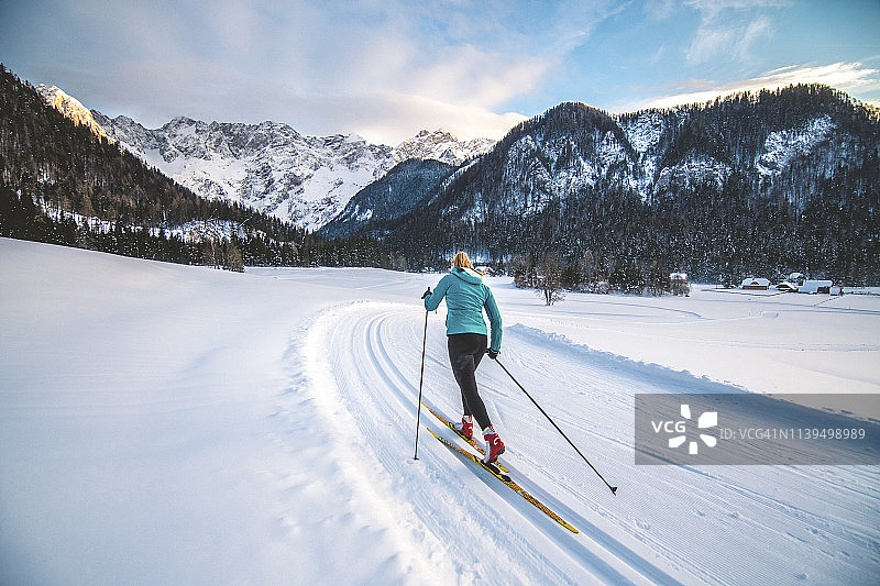 雪坡滑雪者图片素材