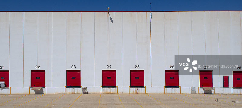 废弃工业仓库中的码头图片素材