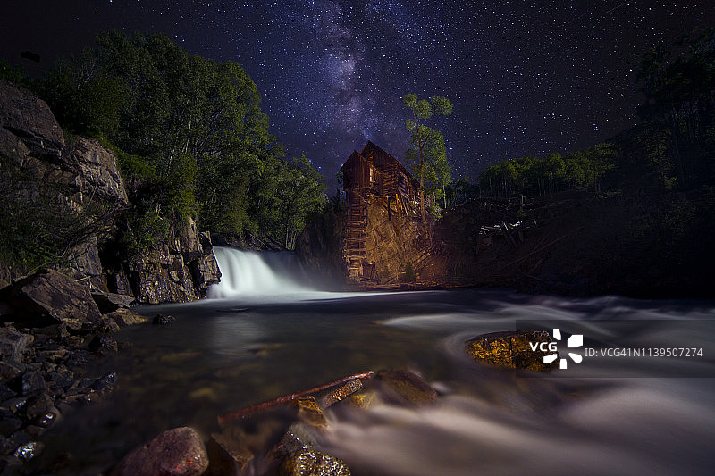 水晶磨坊瀑布与银河图片素材