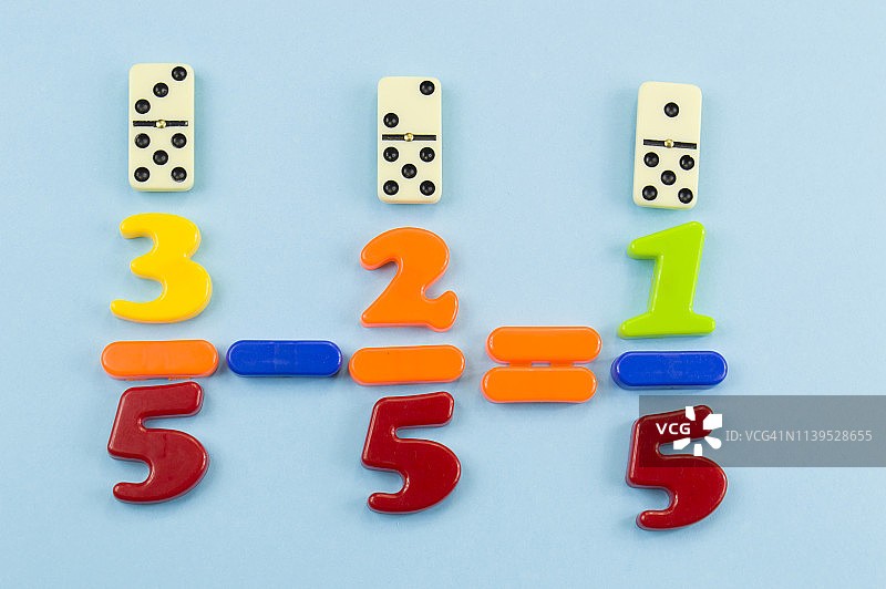 使用多米诺骨牌学习减分数图片素材