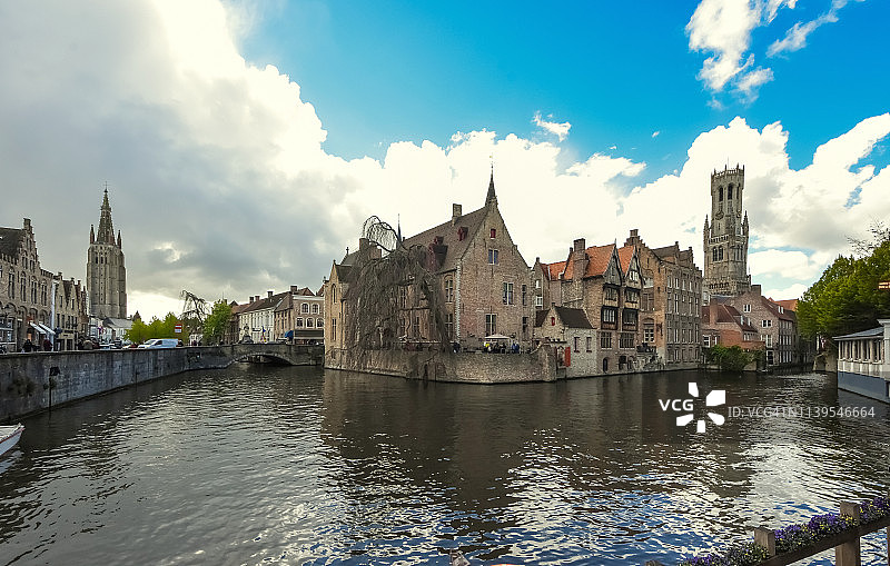 比利时布鲁日“罗森霍德卡伊”运河及中古建筑（包括标志性建筑“钟楼”和“圣母教堂”）图片素材