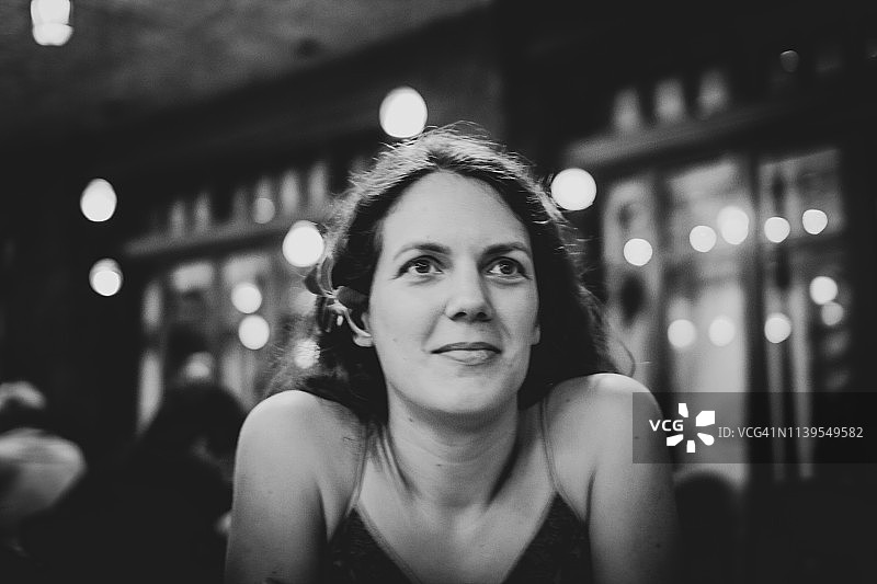 黑白女性人物写真图片素材