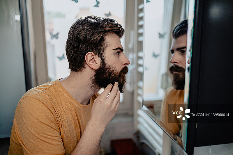 男人在浴室里照镜子图片素材