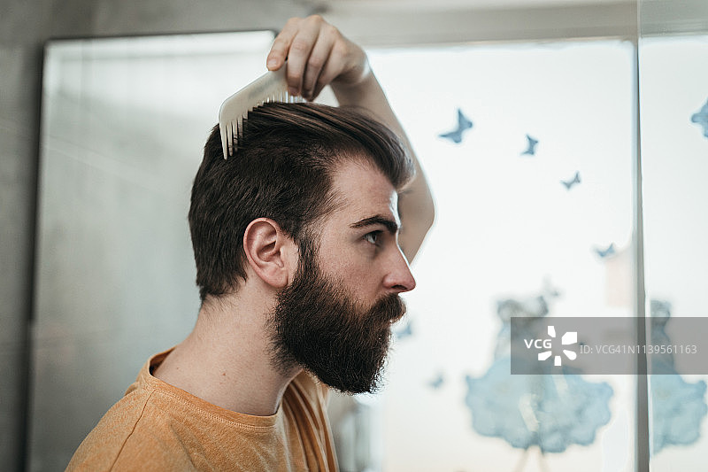 青年男子在浴室梳头图片素材
