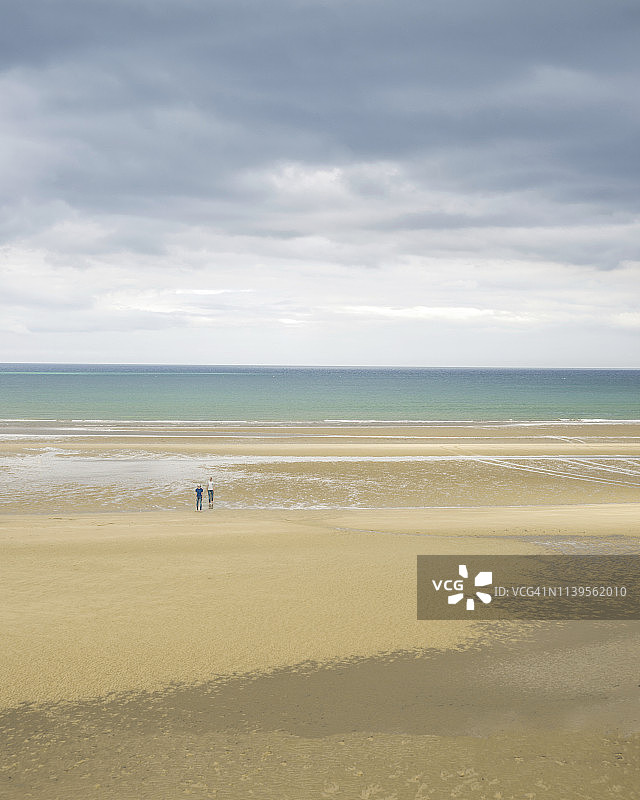 海滩上远处的夫妇图片素材