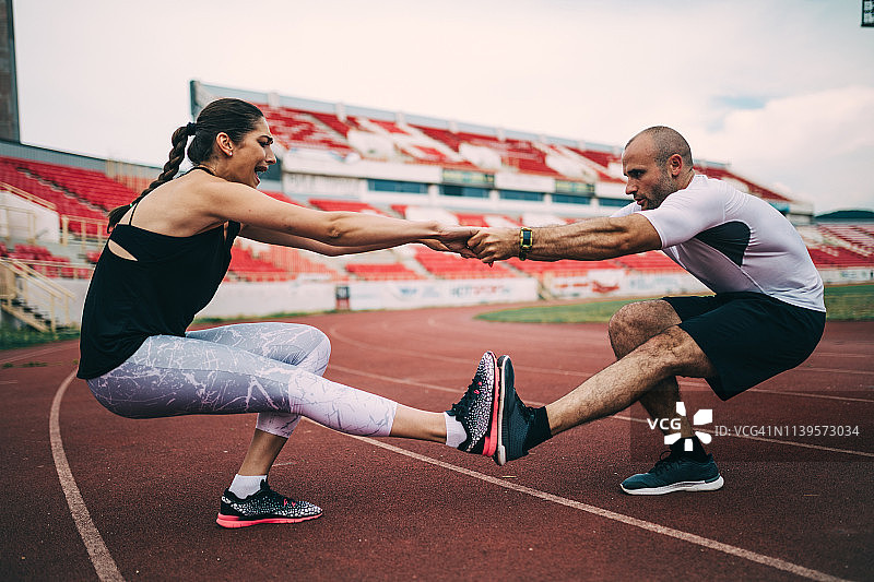 在跑道上进行运动训练的两人图片素材