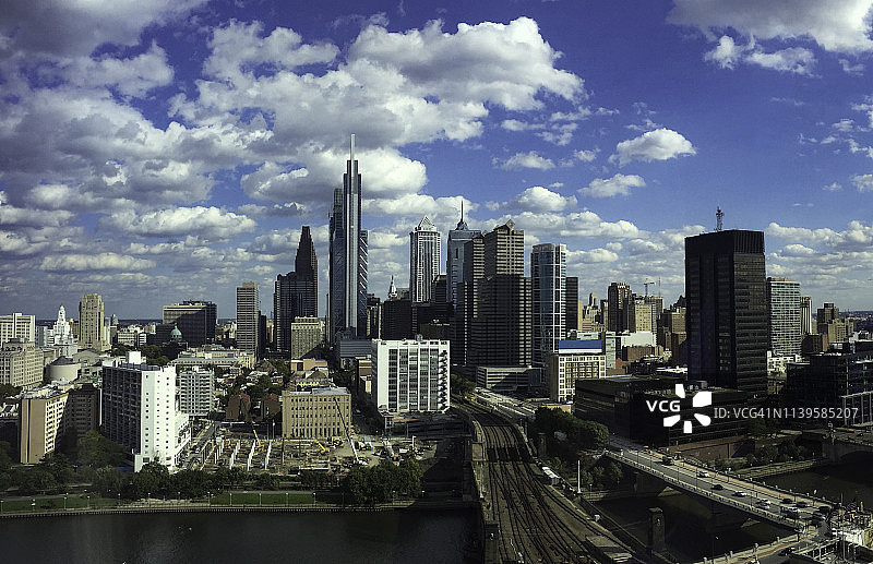 阴天下午的费城天际线图片素材