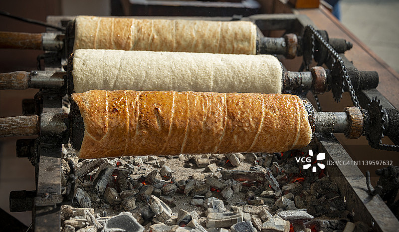 在烤架上制作的烟囱卷，罗马尼亚克卢日-纳波卡图片素材