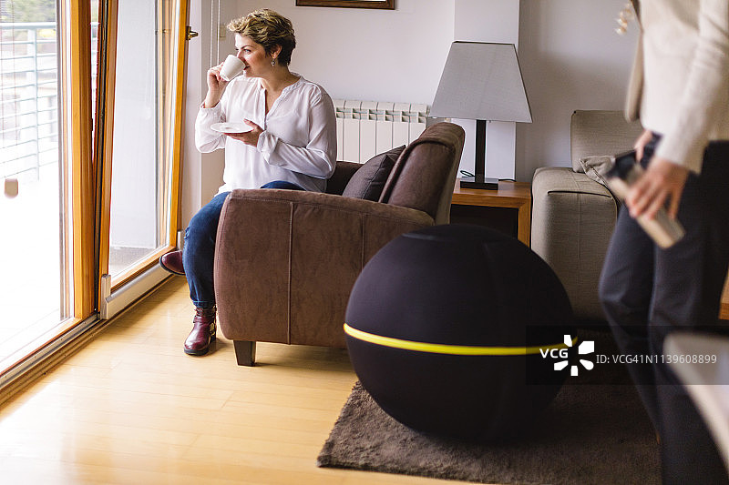 在咖啡休息时间看窗外的女商人图片素材