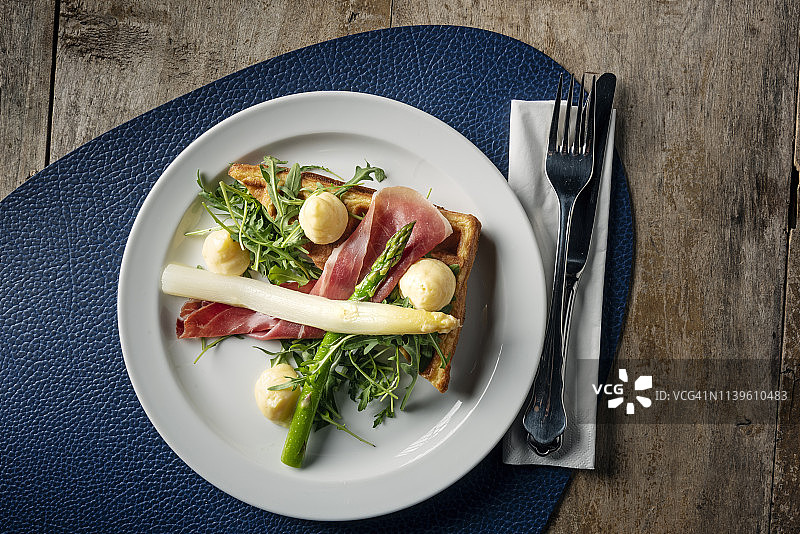 芦笋配芝麻菜、火腿和华夫饼图片素材