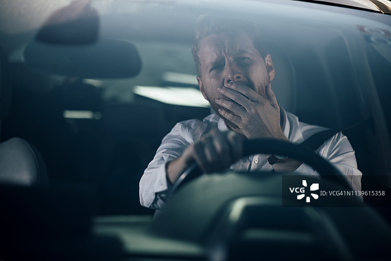 疲劳的商人开车图片素材