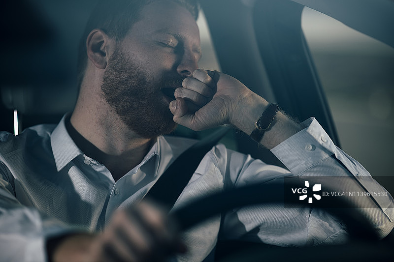 疲劳的商人开车图片素材