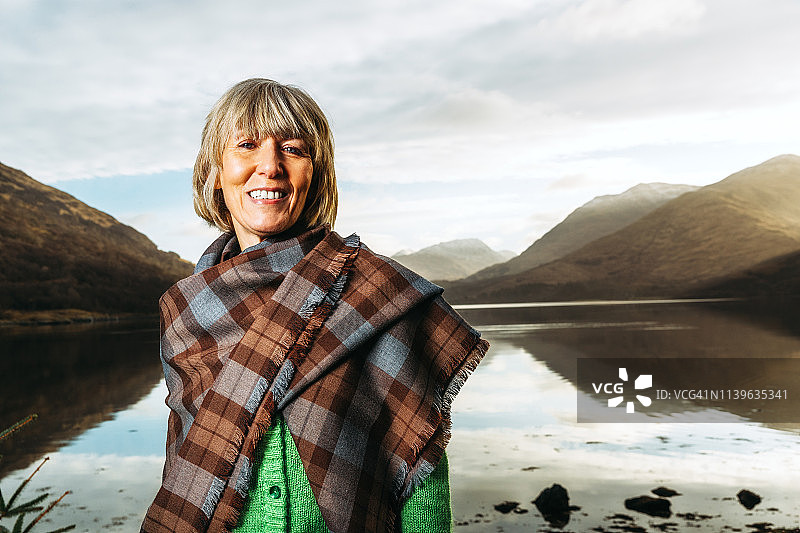 在苏格兰克雷兰湖身披格子披肩的女人图片素材