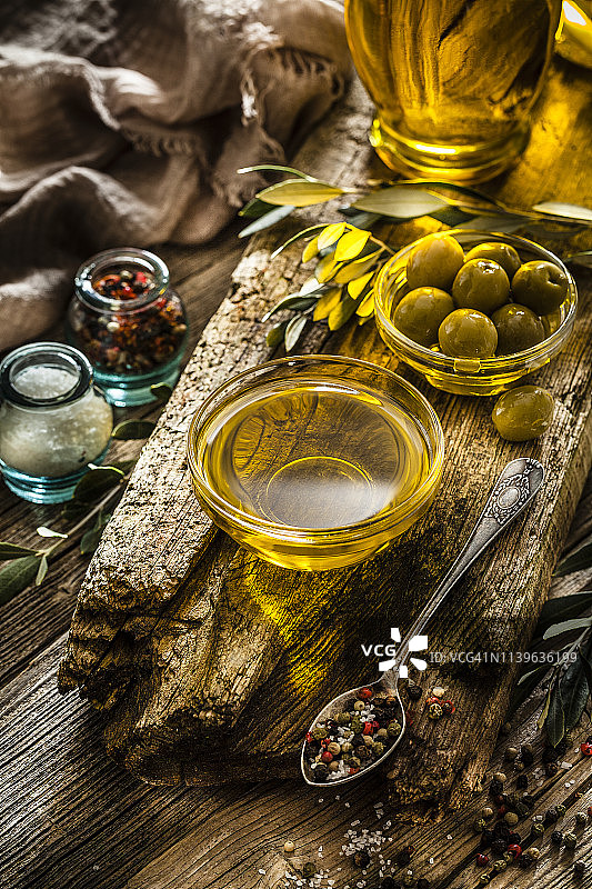 乡村木桌上的橄榄油和绿色橄榄图片素材