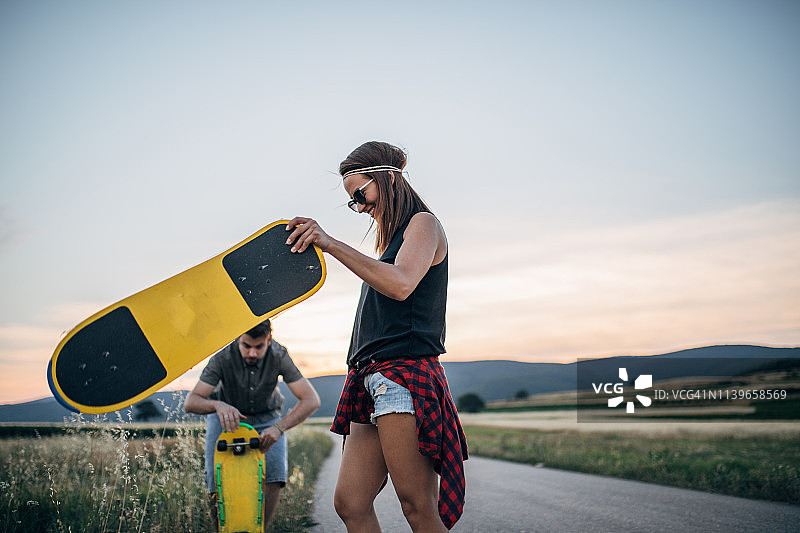 男人和女人滑冰者站在路上图片素材