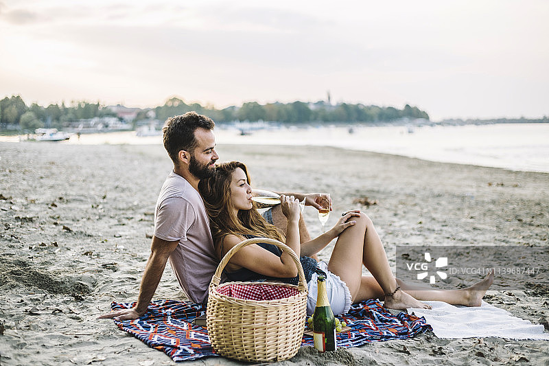 在河边喝酒的情侣图片素材