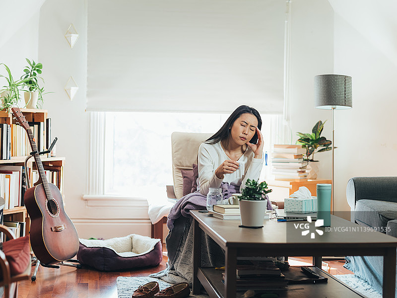 年轻的亚洲女性在家生病图片素材