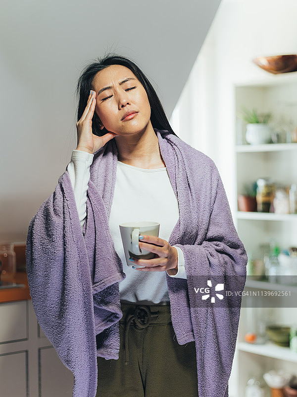 年轻的亚洲女性在家生病图片素材