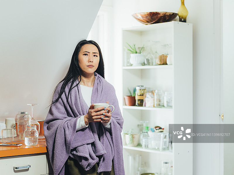 年轻的亚洲女性在家生病图片素材