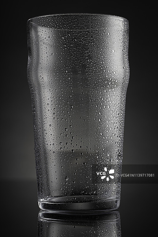 带有冷凝水的空啤酒杯图片素材