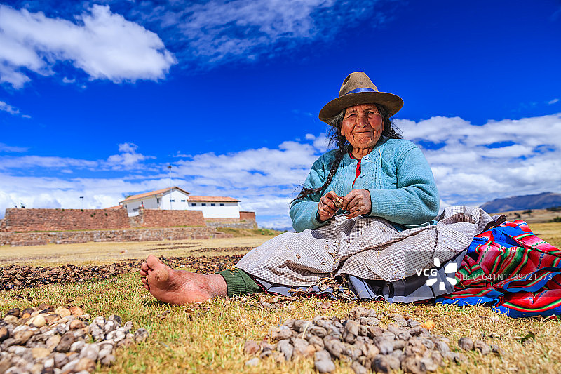 在秘鲁库斯科附近准备冻土豆的秘鲁妇女图片素材