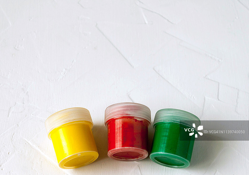 罐装颜料和浅白色背景图片素材