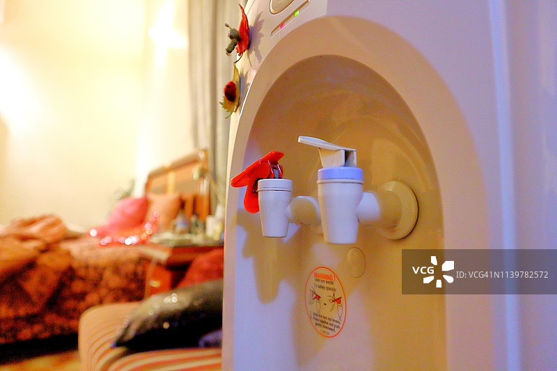 客厅里的冷热水饮水机，提供卫生饮用水图片素材