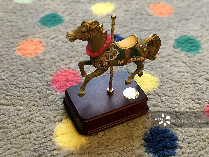 波点地毯上的旋转木马音乐盒图片素材