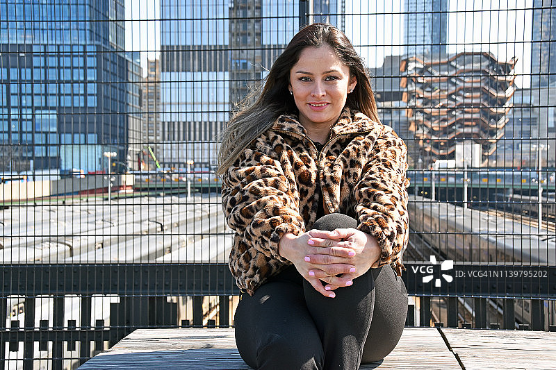 在纽约市高线公园拍摄的女性照片，拍摄于2019年3月11日星期一图片素材