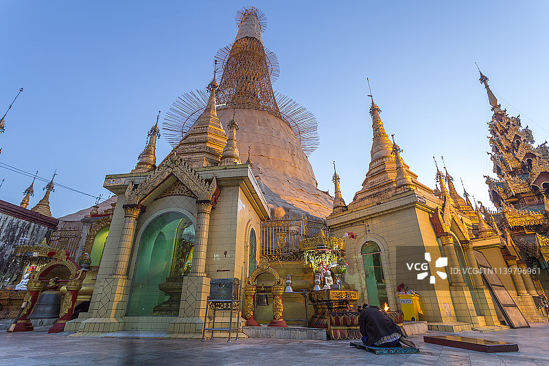 日出时分的苏雷宝塔图片素材