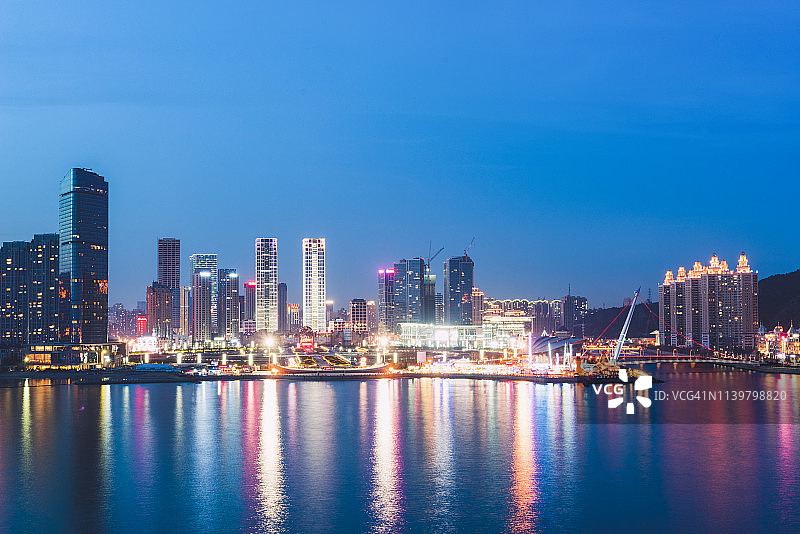 夜晚的星光海湾与主路图片素材