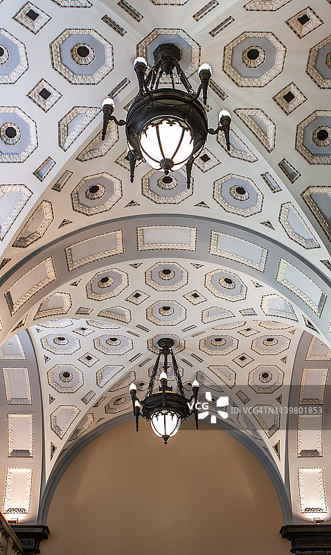 华丽的天花板与顶灯图片素材