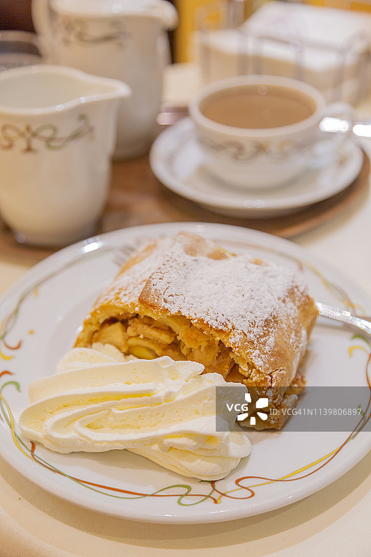 苹果馅卷饼配奶油图片素材