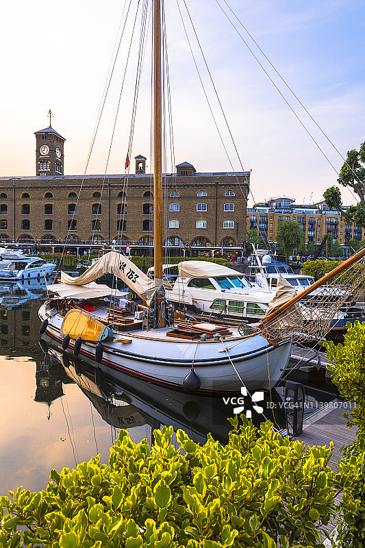 停泊在英国伦敦圣凯瑟琳码头的船只图片素材