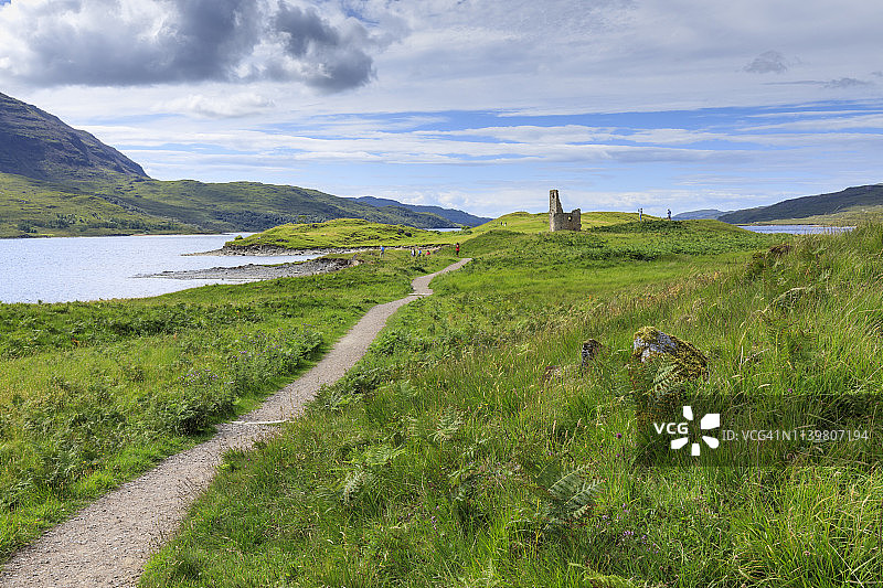 穿过田野通往苏格兰阿德弗雷克城堡的路径图片素材