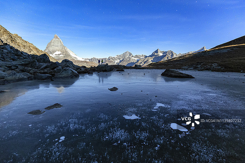 欧洲瑞士马特宏峰旁的冰冻里弗尔湖图片素材