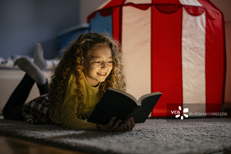 在家读书的可爱女孩图片素材