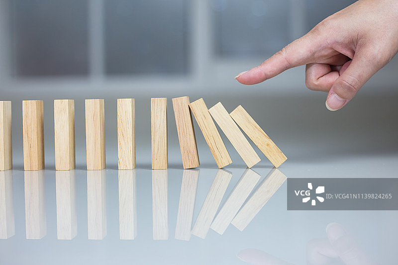 推动多米诺骨牌概念图片素材