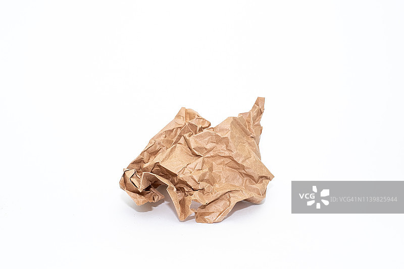 带裁剪路径的白色背景上的褶皱纸团图片素材