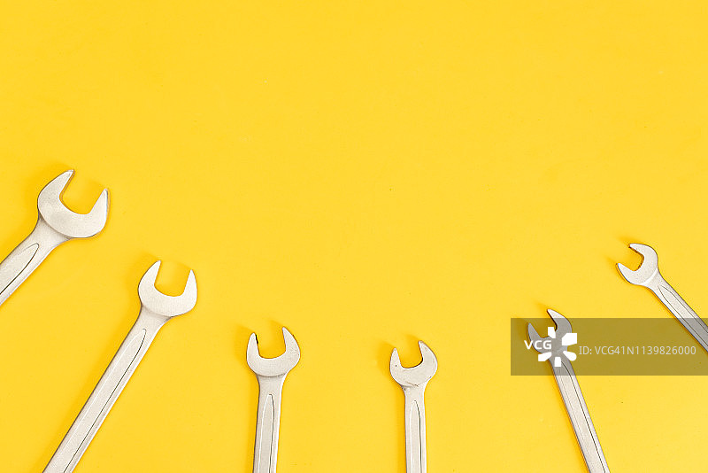 白色背景木工工具套装（顶部视角，带文案空间）图片素材