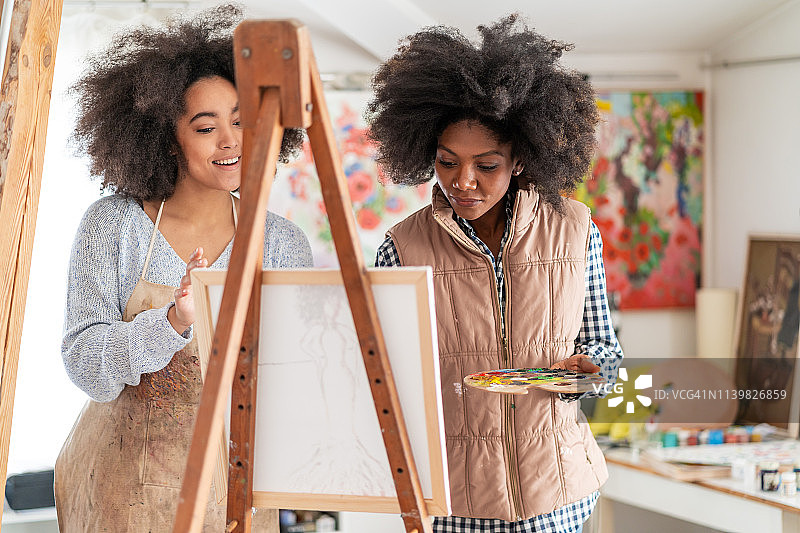 非洲裔女艺术家在工作室绘画图片素材
