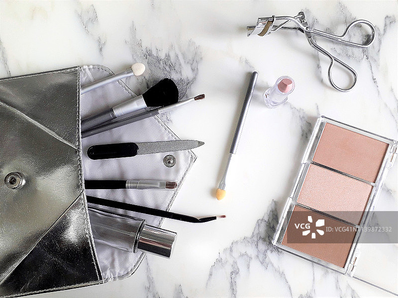 大理石背景上的化妆包和化妆品图片素材