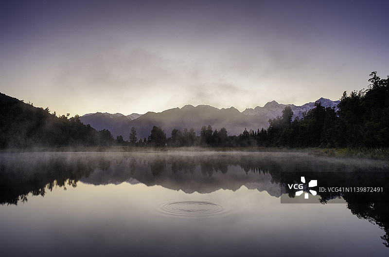 新西兰马瑟森湖的黎明图片素材