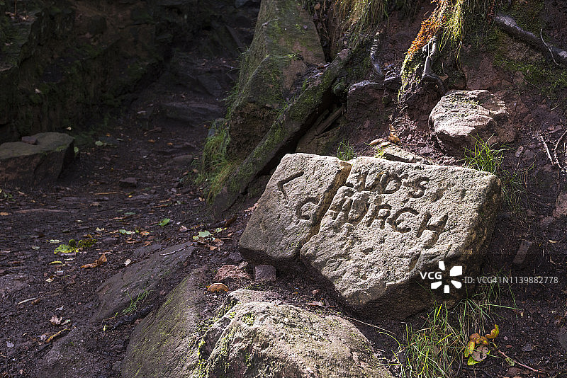 指向英格兰斯塔福德郡格拉德巴赫卢兹教堂的石头标志图片素材