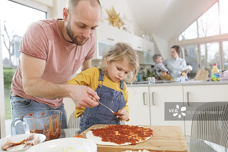 一家人自制披萨图片素材