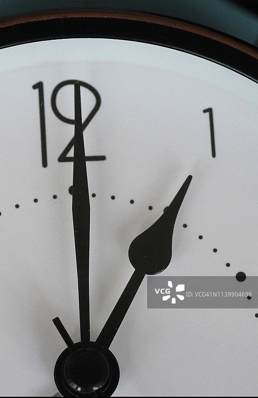 一点钟时钟特写图片素材